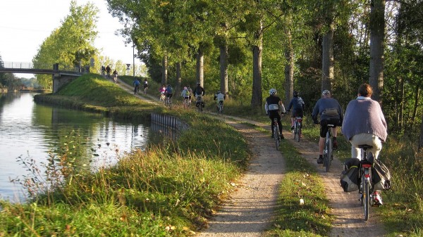 A vélo sur le chemin de halage du canal de Bourgogne