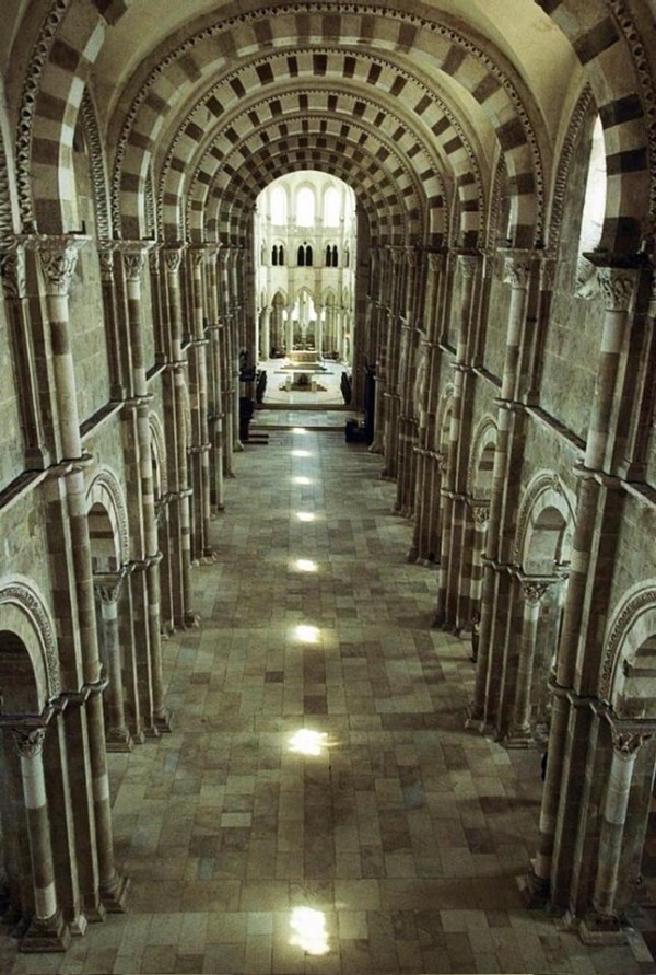 lumière basilique Sainte Madeleine Vézelay