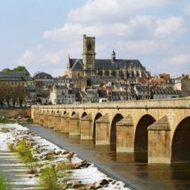 La ville de Nevers, vue des bords de Loire à vélo