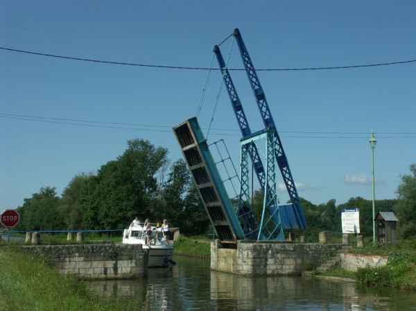 Un pont-levis sur le canal du Nivernais