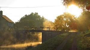 Levé de soleil au bord du canal de Bourgogne