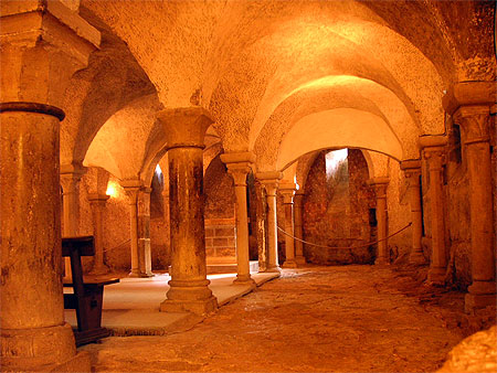 Les cryptes de la basilique à Vézelay, proche du canal du Nivernais